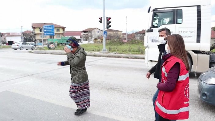 Düzce'de kamerayı görünce maskeyle ağzını değil yüzünü kapattı