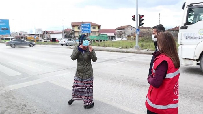 Düzce'de kamerayı görünce maskeyle ağzını değil yüzünü kapattı