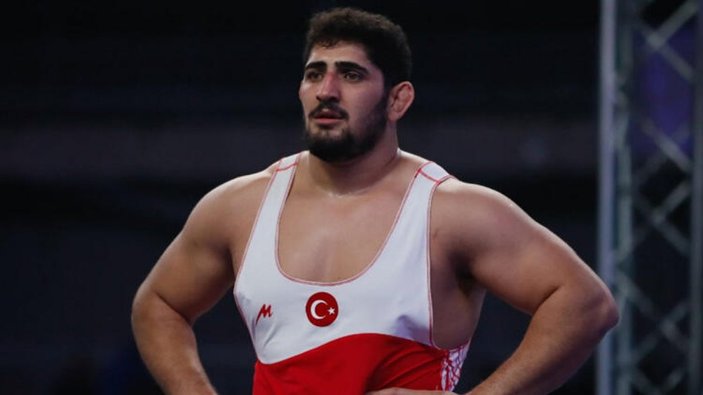 Milli güreşçi Osman Yıldırım, 130 kiloda gümüş madalya kazandı