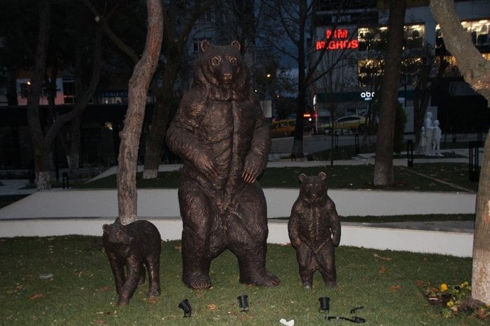 CHP'li Bilecik Belediyesi ayı heykeli yaptı