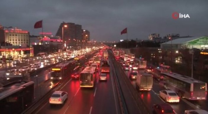 İstanbul'da mesai çıkışı trafik yoğunluğu