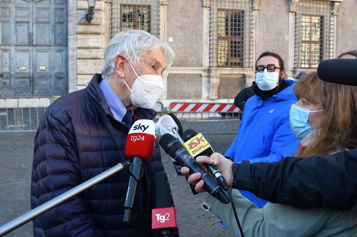 İtalyan gazeteci Corrado Augias, Fransız onur nişanını iade etti