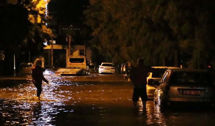 İzmir’de araçlar suyun altında kaldı