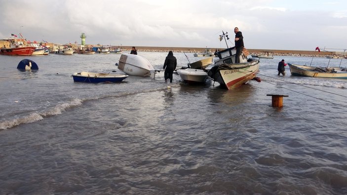 Mersin'de balıkçıların fırtına nöbeti