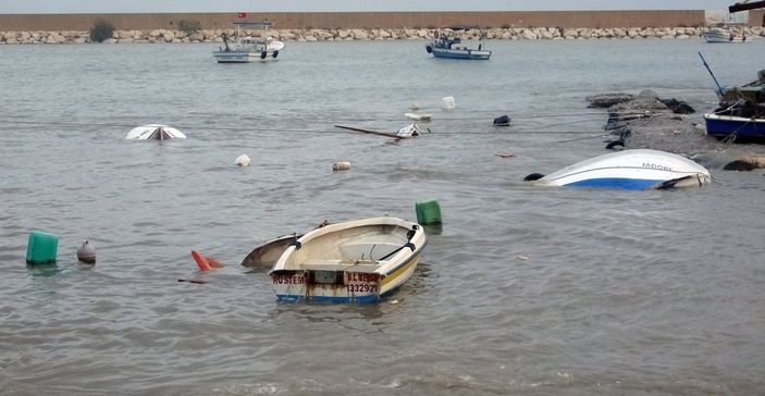 Mersin'de balıkçıların fırtına nöbeti