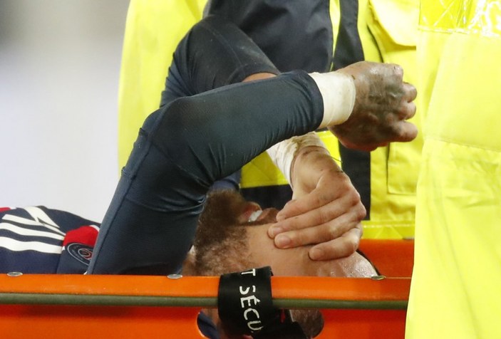 Lyon maçında sakatlanan Neymar ağladı