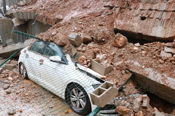 i Kahramanmaraş'ta istinat duvarı çöktü
