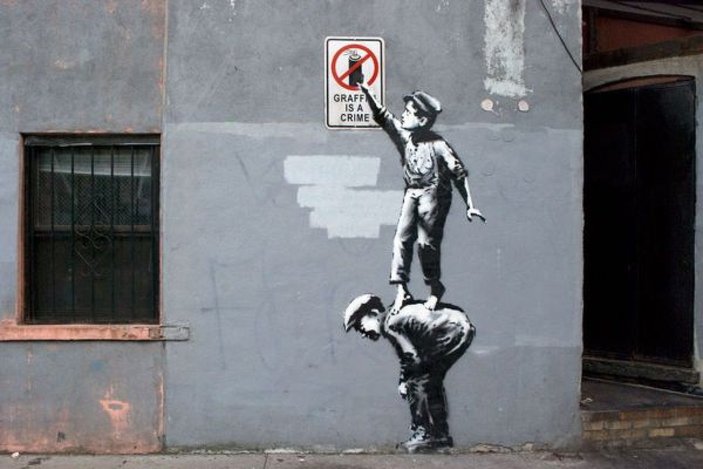 Banksy kimdir? Duvar ressamı Banksy gerçek adı nedir? Banksy duvar resimleri..