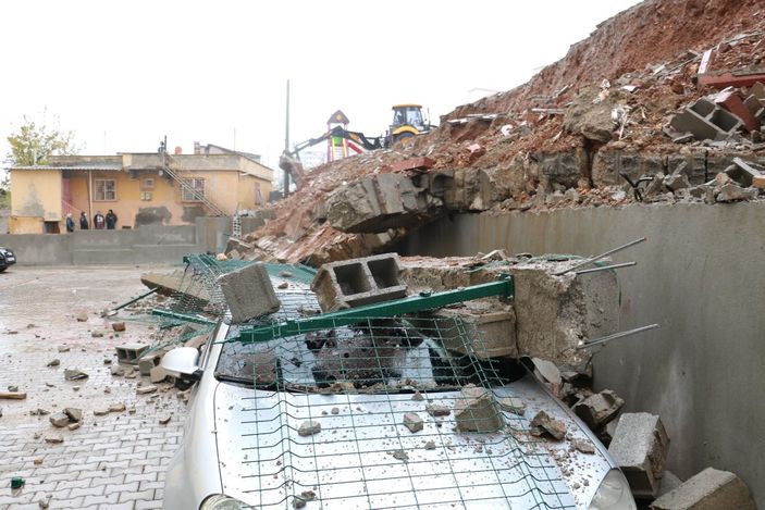 i Kahramanmaraş'ta istinat duvarı çöktü