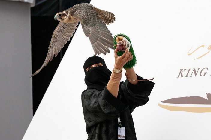 Suudi Arabistan’da ilk kez bir kadın doğancılık yarışmasına katıldı