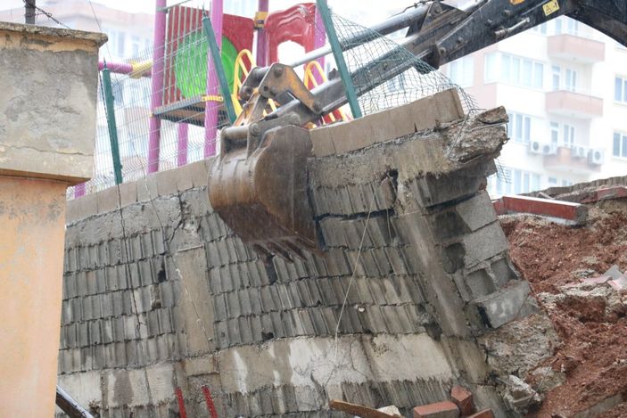 i Kahramanmaraş'ta istinat duvarı çöktü
