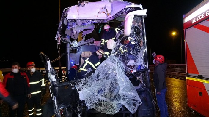 Düzce'de yolcu otobüsü kamyona arkadan çarptı: 16 yaralı