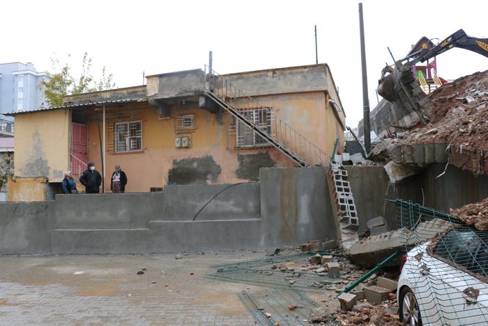 i Kahramanmaraş'ta istinat duvarı çöktü