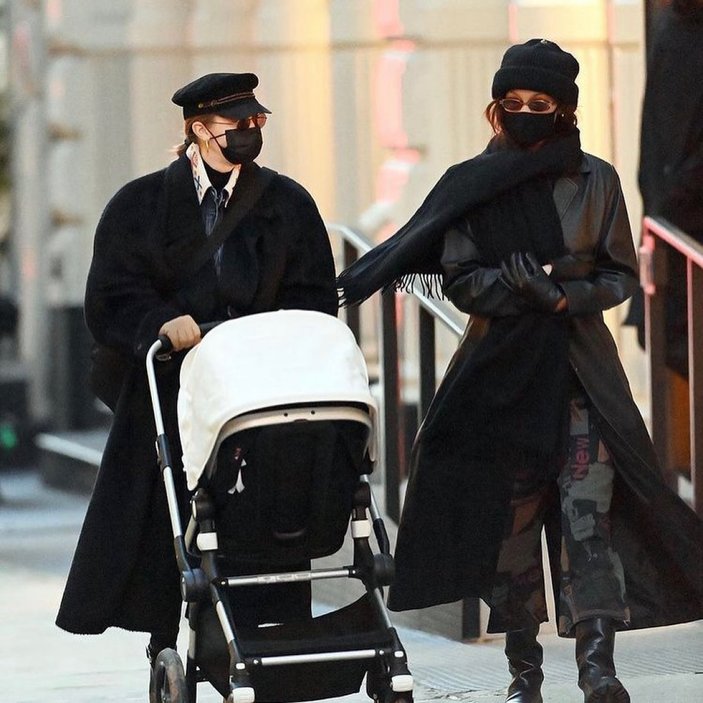Gigi Hadid'in bebeğiyle ilk sokak turu