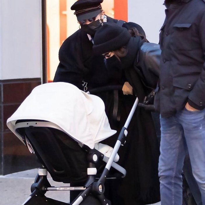 Gigi Hadid'in bebeğiyle ilk sokak turu