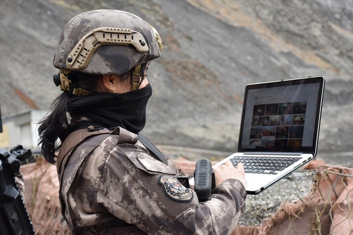 Hakkari'de Özel Harekat polisleri AA’daki ‘Yılın Fotoğrafları’nı oyladı