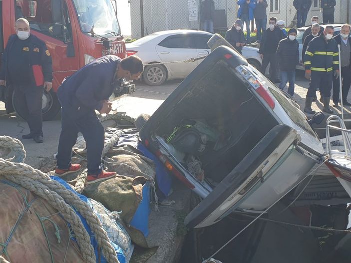 Sinop'ta kontrolü kaybeden sürücü kıyıdaki kayığa çarptı