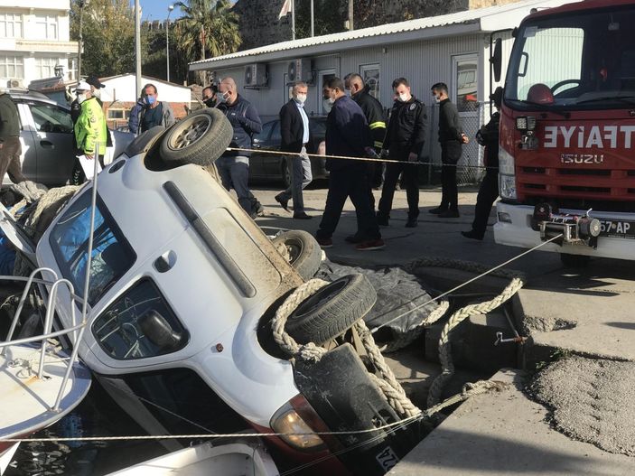 Sinop'ta kontrolü kaybeden sürücü kıyıdaki kayığa çarptı