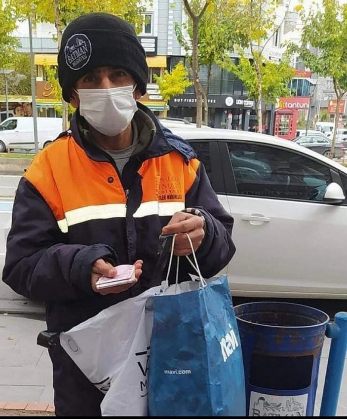 Batman'da temizlik işçisi, bulduğu 5 bin lirayı sahibine verdi