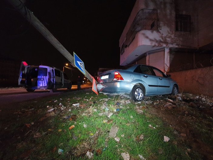 Adana'da müşterisinin arabasıyla polisten kaçarken kaza yaptı