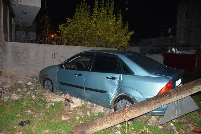 Adana'da müşterisinin arabasıyla polisten kaçarken kaza yaptı