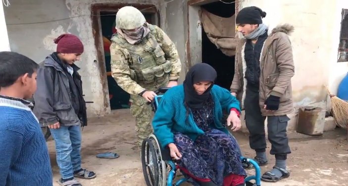 Mehmetçik, Barış Pınarı bölgesinde yaşlı kadına tekerlekli sandalye temin etti