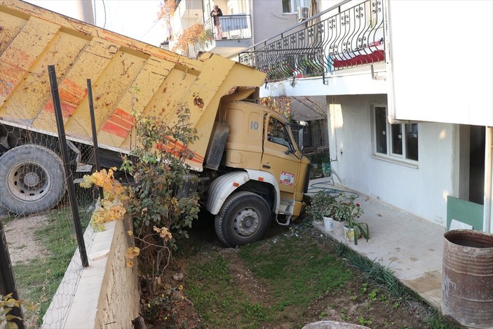 Denizli'de freni boşalan kamyon evin balkonuna çarptı