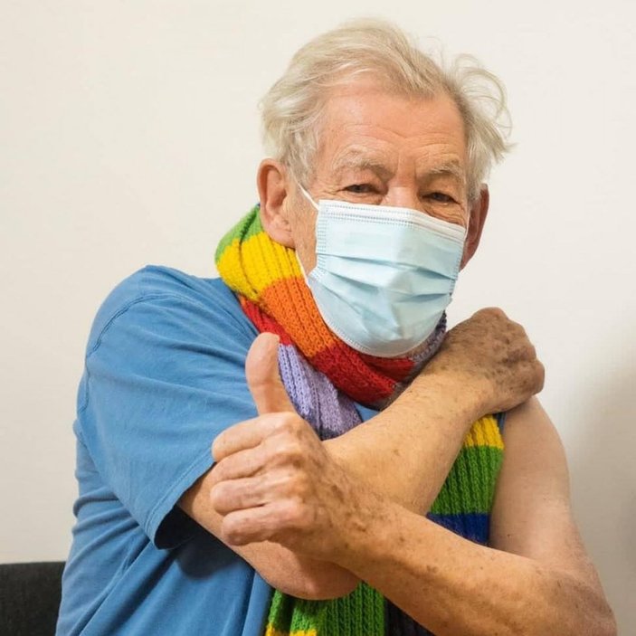 Sir Ian McKellen, koronavirüs aşısı oldu