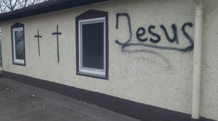 Almanya'da bir caminin duvarlarına haç çizildi