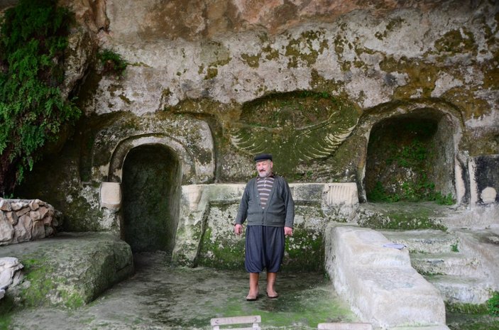 Mersin'de yaşlı adam 30 yıldır mağarada yaşıyor