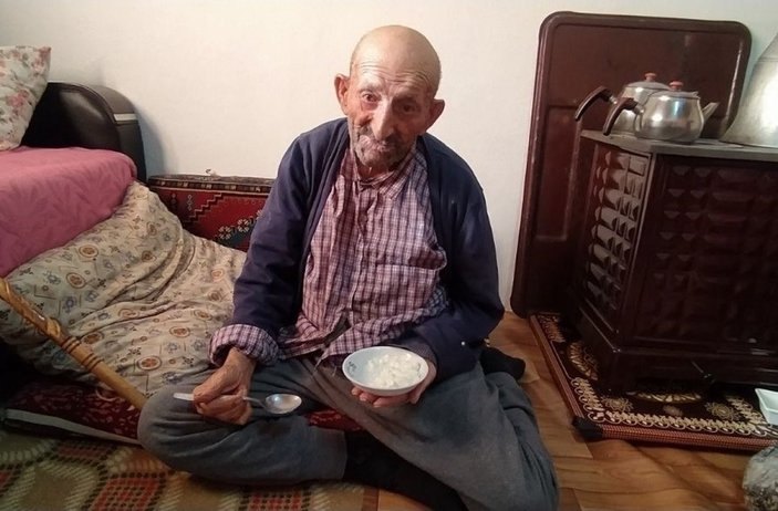 Sivas'ta 105 yaşında koronayı yenen Ömer amca: Yoğurt ve bal yiyin