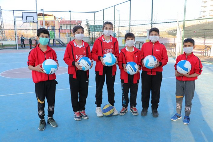 Siirt'te lastiklerden yaptıkları sahada voleybol oynayan çocuklar için tesis yapıldı
