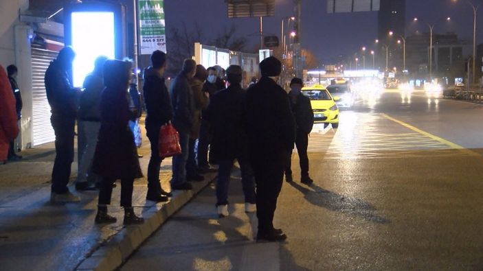 d Kadıköy'de kısıtlamadan muaf olanlar uzun süre otobüs bekledi