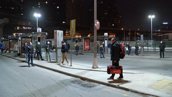 d Kadıköy'de kısıtlamadan muaf olanlar uzun süre otobüs bekledi