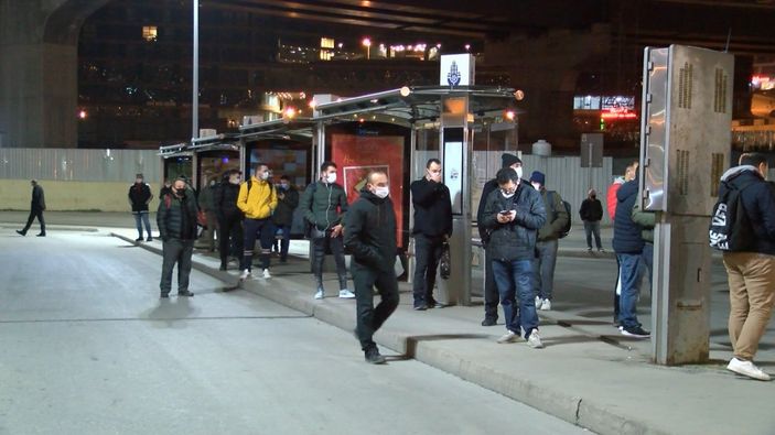 d Kadıköy'de kısıtlamadan muaf olanlar uzun süre otobüs bekledi