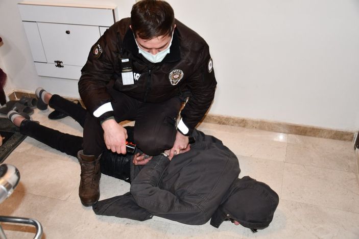 Aksaray'da polisten kaçan 5 şüpheli apartmanda yakalandı