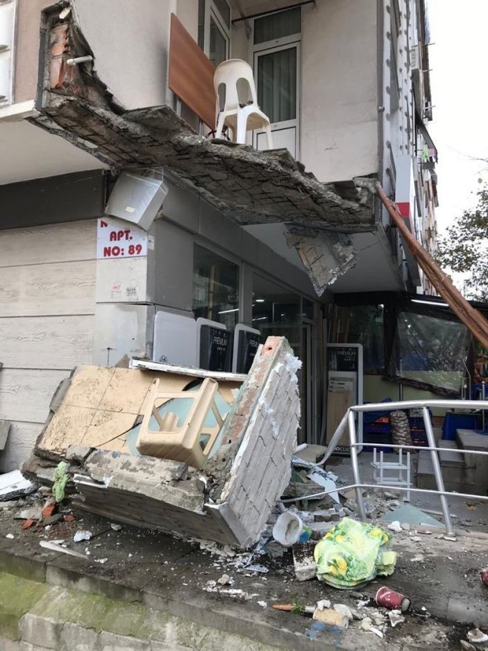 i Küçükçekmece’de evin balkonu bir anda çöktü