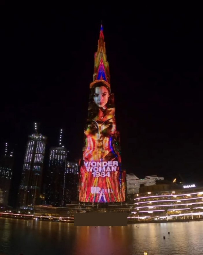 Burj Khalifa'ya İsrailli aktris Gal Gadot'lu Wonder Woman yansıtıldı