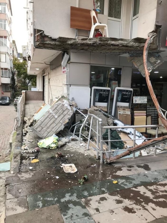 i Küçükçekmece’de evin balkonu bir anda çöktü