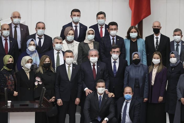 Meclis'te vekiller sosyal mesafe kurallarını unuttu
