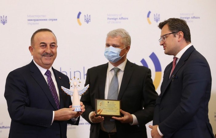 Çavuşoğlu, 'İyilik Meleği' ödülü aldı