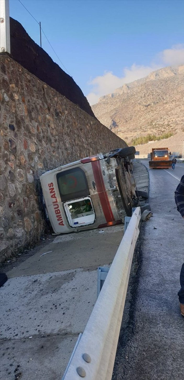 Gümüşhane'de ambulans devrildi: 2 yaralı
