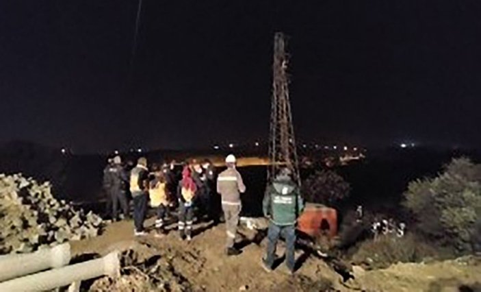 Denizli'de trafik cezası yiyince yarı çıplak yüksek gerilim hattına çıktı