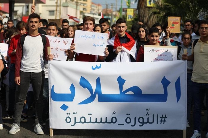 Lübnan’da hükümeti protesto eden öğrenciler, polisle çatıştı