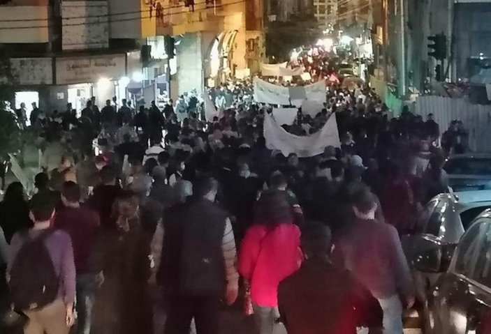 Lübnan’da hükümeti protesto eden öğrenciler, polisle çatıştı