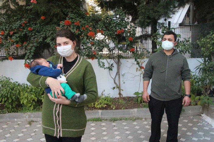Adana'da koronavirüs doktor çifte bebeklerini uzaktan sevdiriyor