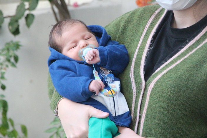 Adana'da koronavirüs doktor çifte bebeklerini uzaktan sevdiriyor