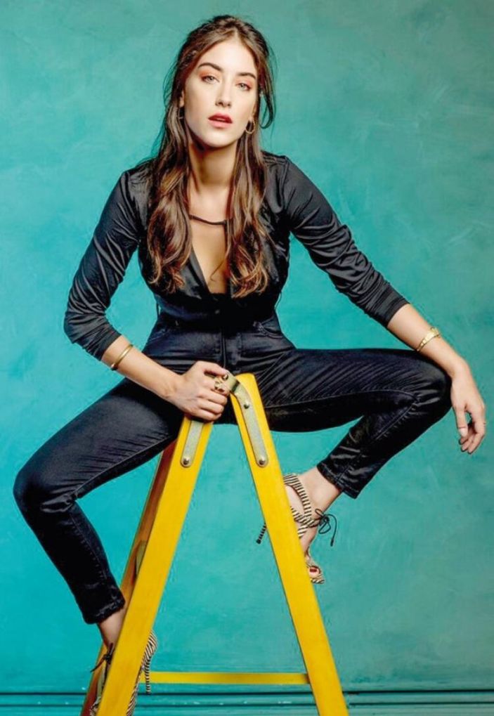 Hazal Kaya şan dersi alıyor