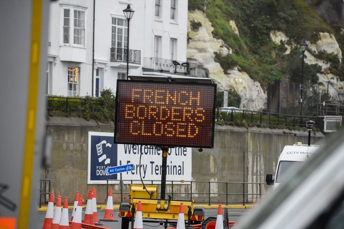 Fransa'nın sınırları kapatmasının ardından Dover Limanı'nda tır kuyrukları oluştu