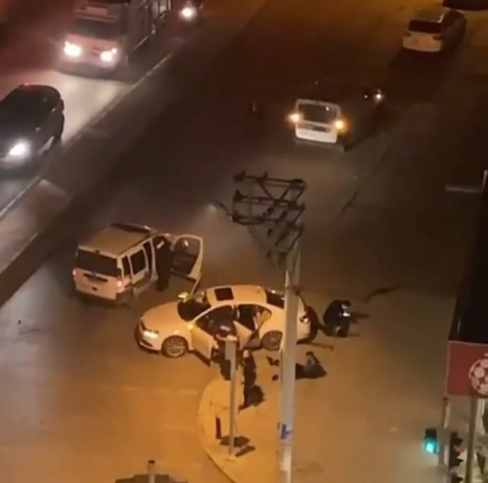İzmir'de kaçan sürücüye tekme atan polis açığa alındı
